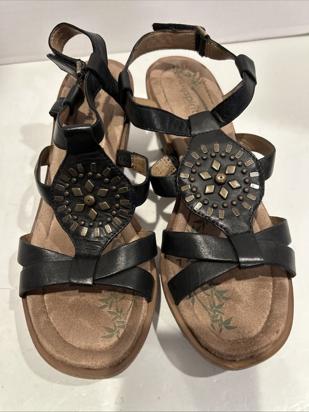 Easy Spirit Women's bronze embellished Wedge Strap Sandal - Black - 8.5m